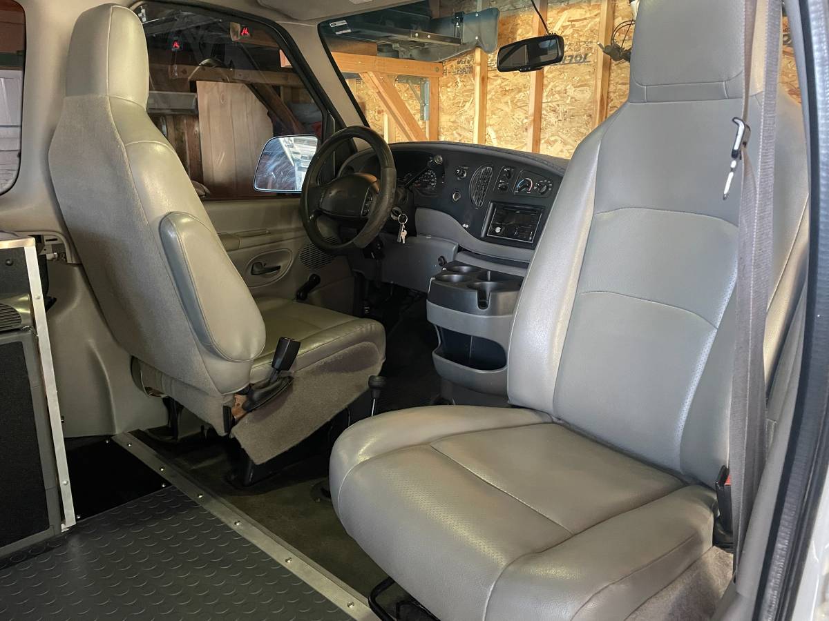 2002 Ford E-350 XL V-10 with Quigley 4x4