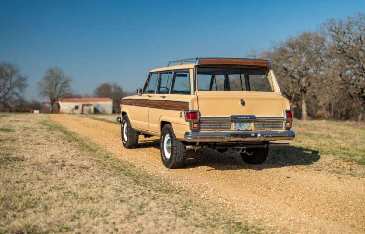 1976 Jeep Wagoneer V8 + Refurbished