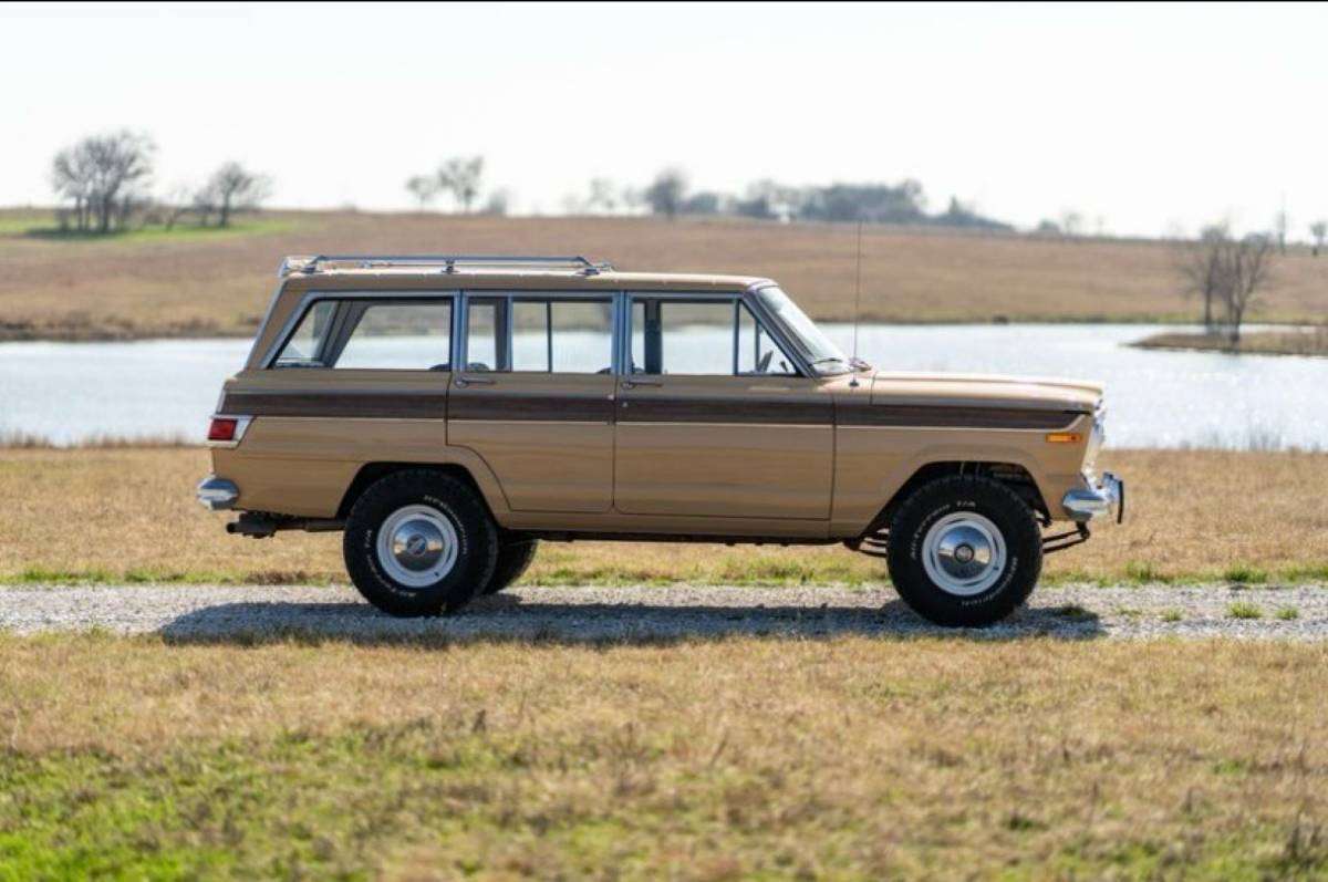 1976 Jeep Wagoneer V8 + Refurbished