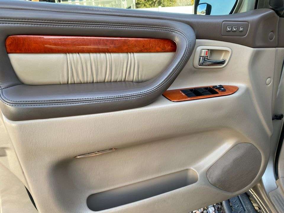 2000 Lexus LX470