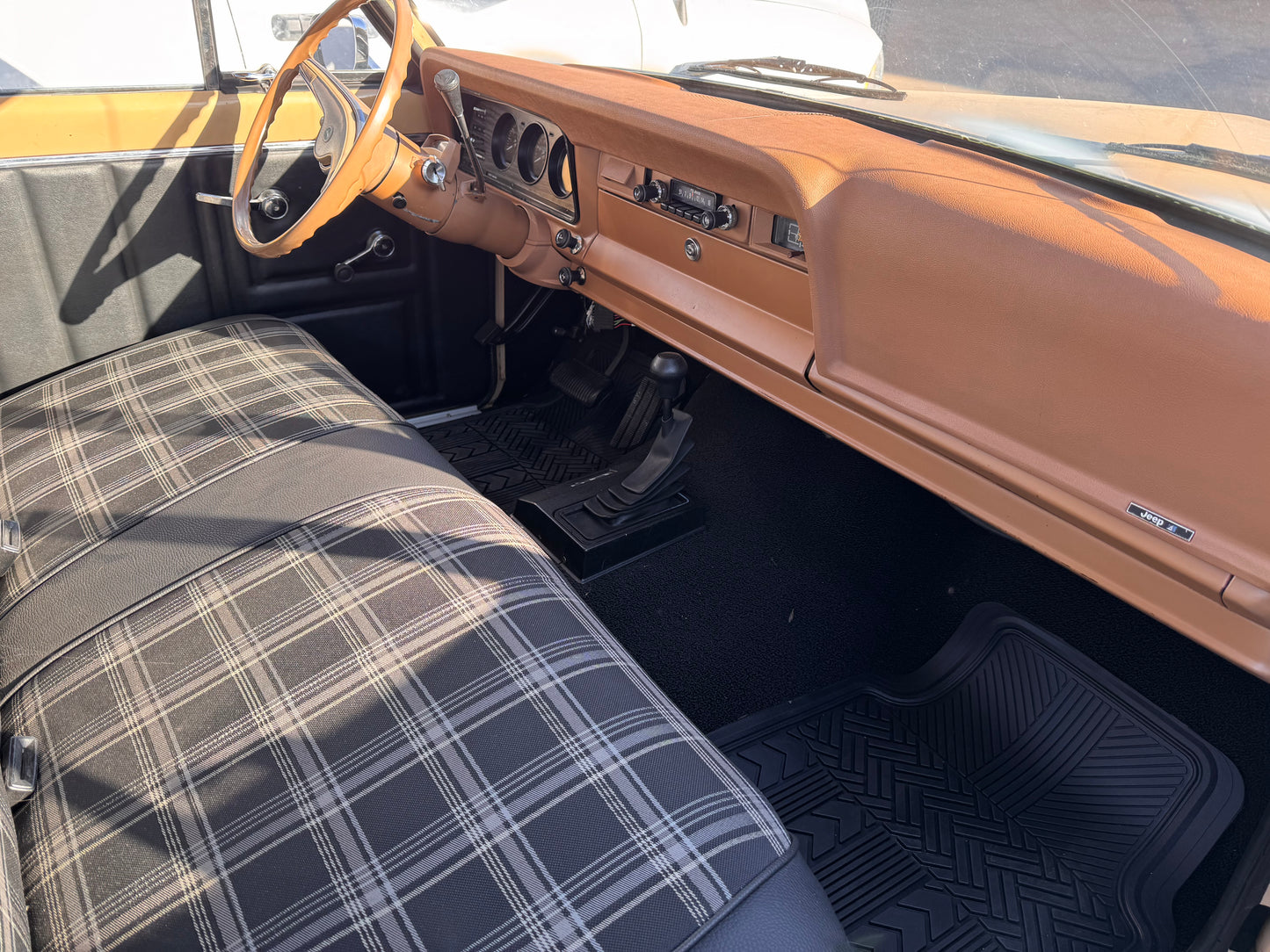 1976 Jeep Wagoneer V8 + Refurbished